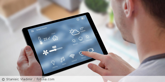 Ein Tablet mit Smart-Home Elementen.