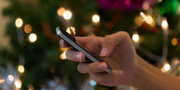 Ein Smartphone in einer Hand.