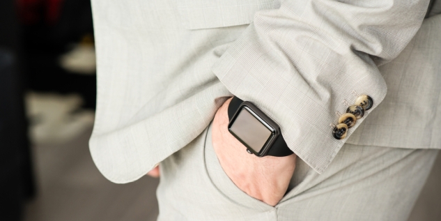Ein Mann der eine Smartwatch trägt.