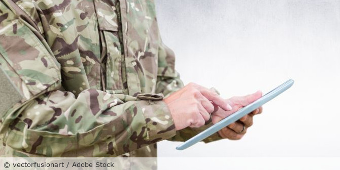 Soldat mit einen Tablet in der Hand.