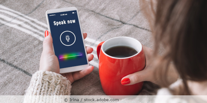 Frau spricht in ihr Handy