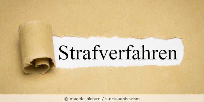 Das Wort Strafverfahren ist auf einem weißen Blatt Papier.