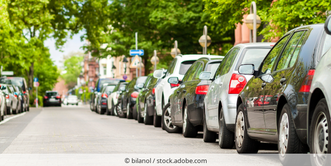 Geparkte Autos am Straßenrand.