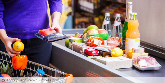 Eine Frau an der Kasse im Supermarkt.