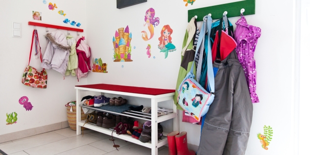 Garderobe in einem Kindergarten.
