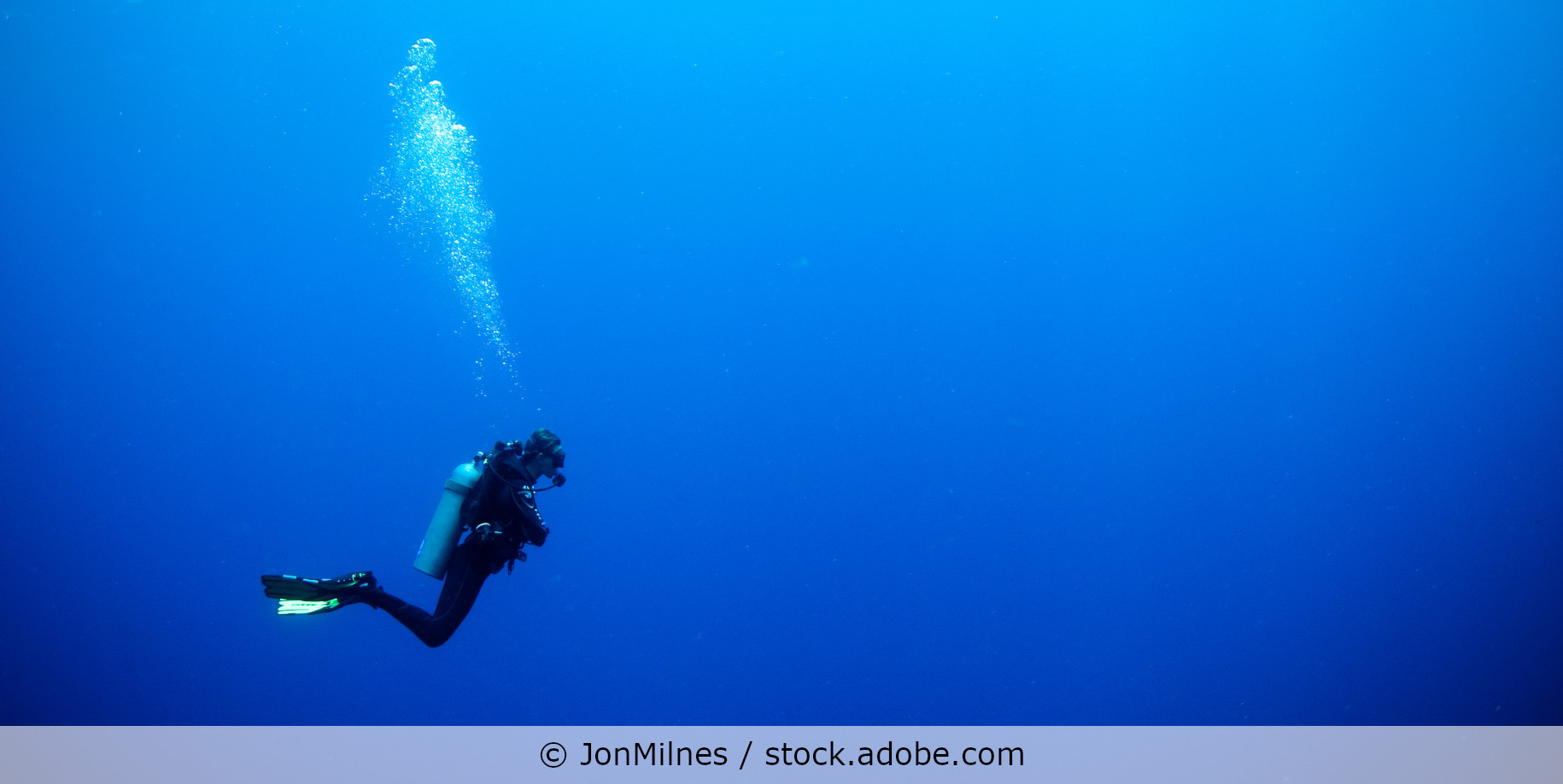 Taucher im tiefen blauen Wasser