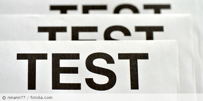 Mehrere Schilder mit der Aufschrift "TEST".