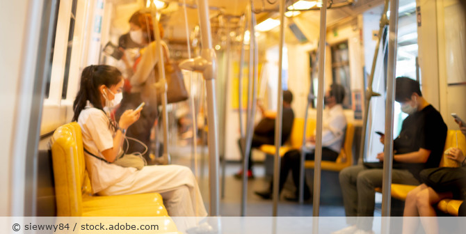 Personen in der U-Bahn.