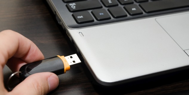 Ein USB-Stick in einem Laptop.