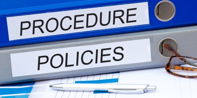 Zwei 'Ordner mit den Aufschriften "Procedure" und "Policies".