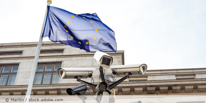 Videoüberwachung und darüber die EU-Flagge.