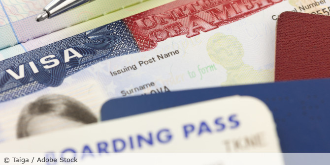 Mehrere Unterlagen für ein Visum in den USA.