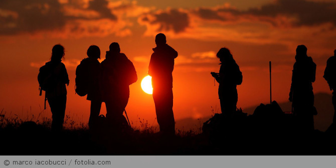 Mehrere Menschen wandern.