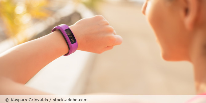 Frau mit Smart-Watch.