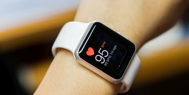 Eine Smartwatch um ein Handgelenk.
