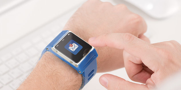 Mann trägt eine blaue Smartwatch und tippt mit dem Finger rauf.