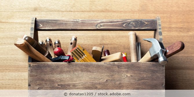 Ein Werkzeugkasten aus Holz mit verschiedenen Werkzeugen.