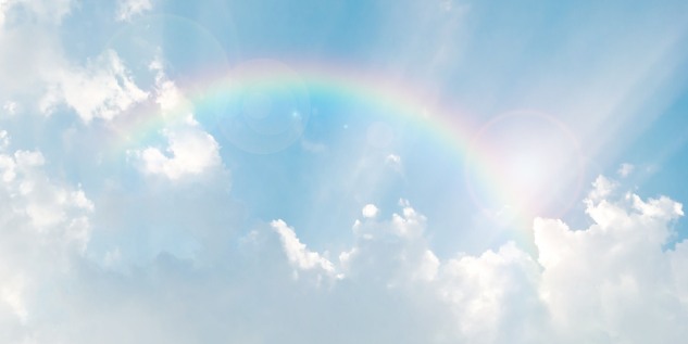Wolken mit einen Regenbogen.