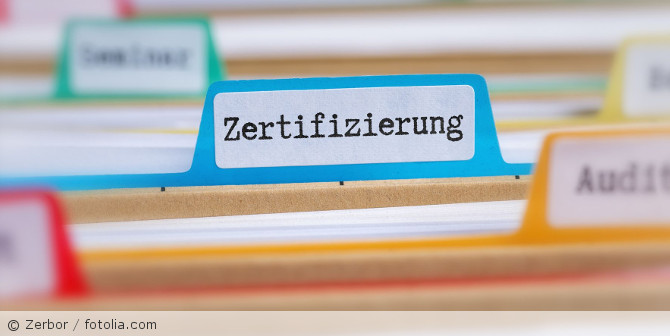 Akte mit der Aufschrift "Zertifizierung".