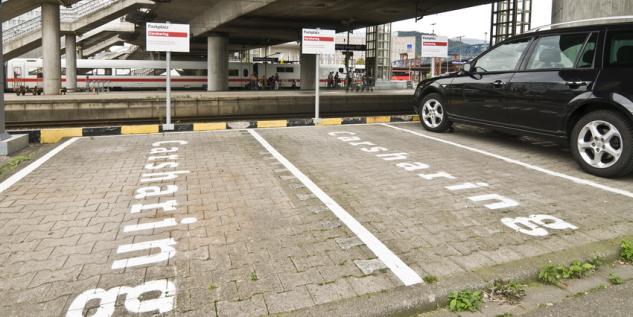 Drei ausgewiesene Carsharing Parkplätze.