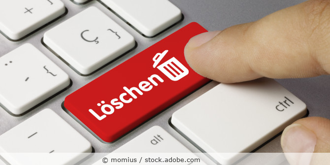 Computertastatur mit roter Taste, auf der das Wort Löschen mit einem Mülleimersymbol abgebildet wird.