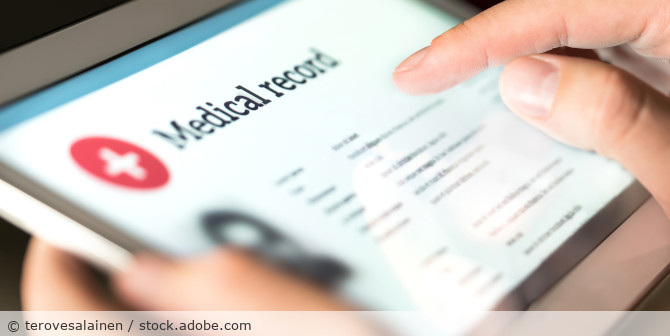 Tablet mit Medical record auf dem Bildschirm.