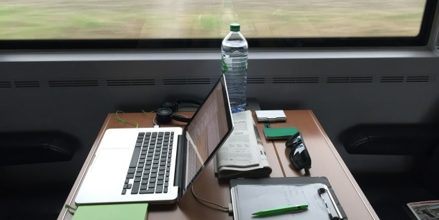 Ein mobiler Arbeitsplatz in der Bahn.