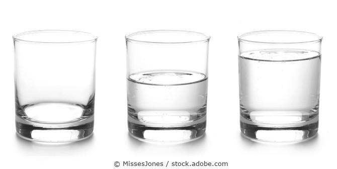 Drei Gläser die unterschiedlich hoch mit Wasser gefüllt sind.