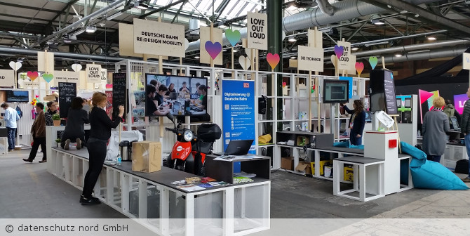 Eine Ausstellung in einer Halle.