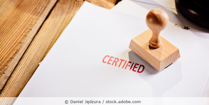 in rot gestempeltes Wort CERTIFIED auf weißem Papier