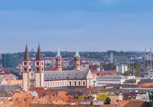 Panoramaufnahme der Altstadt von Würzburg mit historischen Gebäuden und Kirchen.